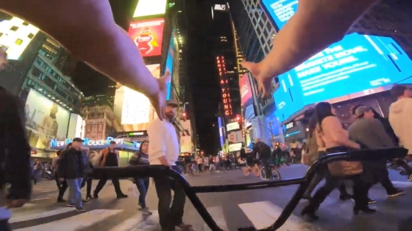 BMX-klootzakjes maken de straten in New York onveilig met hun idiote gedrag