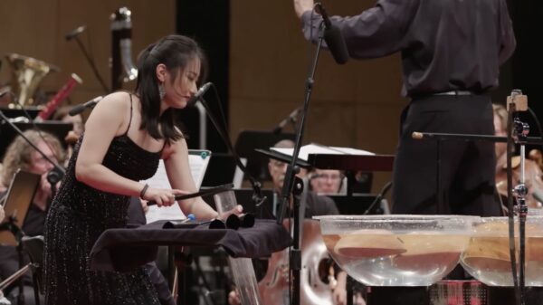 Ga je een keer naar een klassiek concert, zit er iemand de hele tijd met water te spelen