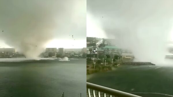 Man in Florida filmt hoe een tornado die zich vormt en richting de stad trekt