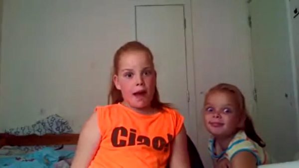 Moeder stormt slaapkamer binnen en leert dochters een belangrijke levensles