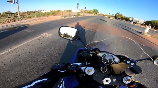 Het achterneefje van de 'Ghostrider' jankt met hoge snelheid door het verkeer