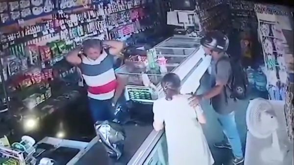 Gewapende overvaller weigert geld aan te nemen van bejaarde Braziliaanse vrouw