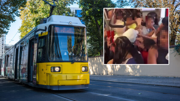 Bejaarde man wordt belaagd door groep jongeren in Haagse tram