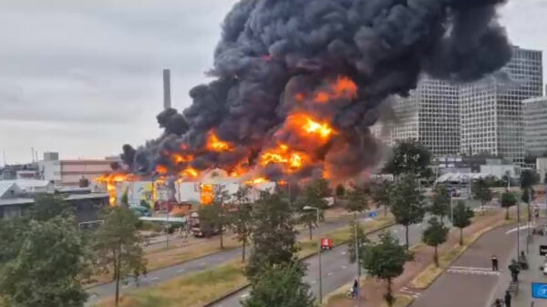 Enorme brand in loods aan Keileweg op industrieterrein Rotterdam, brandweer verstuurt NL-Alert