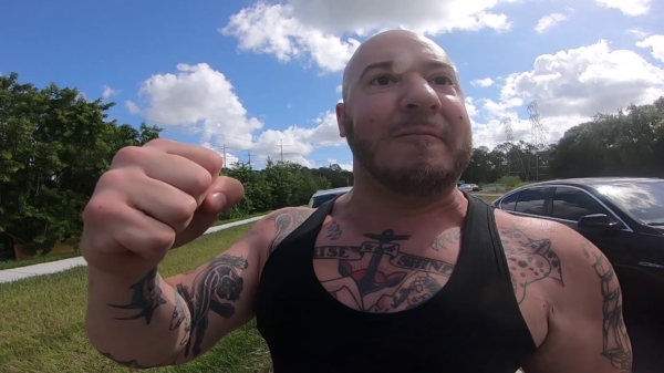 Tattoo Bob tikt bijdehante motorrijder op zijn vizier tijdens verkeersruzie