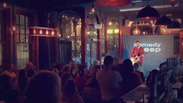 Spaanse comedian maakt gehakt van Engelse toeristen in Spanje