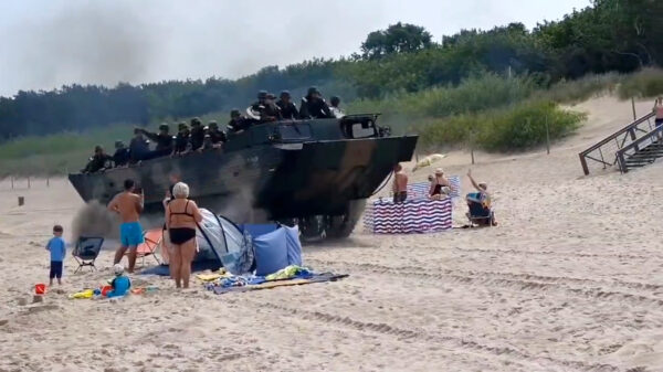 Badgasten in Polen opgeschrikt door rupsvoertuig dat over het strand jankt