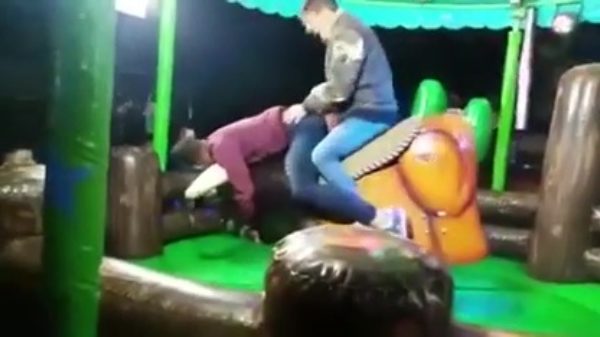 Even lekker twee kerels op een mechanische stier trollen