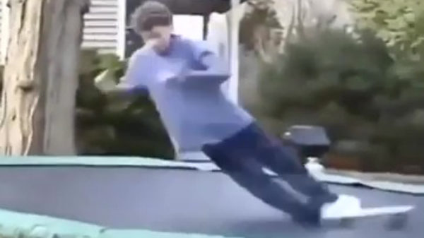 Met een skateboard op een trampoline leidt tot een heerlijke dubbelfail