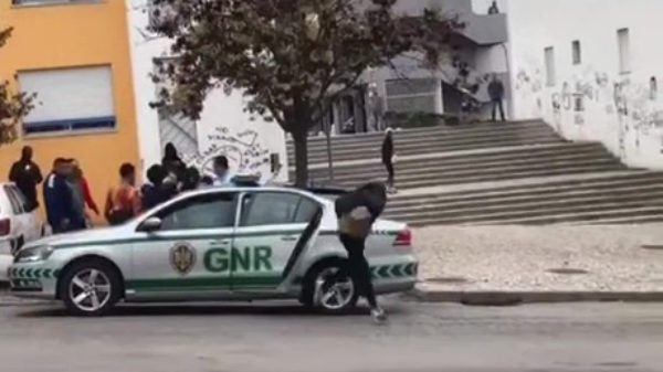 Ruziënde homies zijn een prima afleidingsmanoeuvre voor een ontsnapping