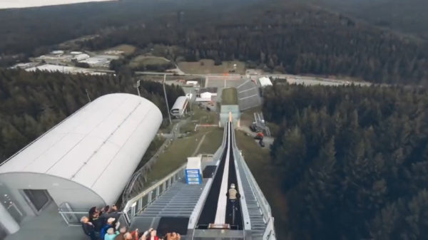 Klapperrrr van de week: fietser waagt een poging van een skischans