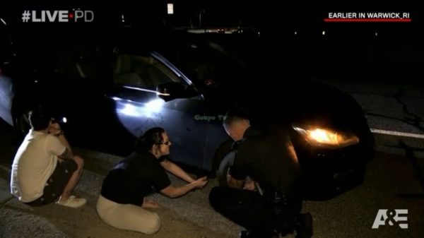 Jippige Jannie flirt agressief met politieagent die haar lekke band verwisselt