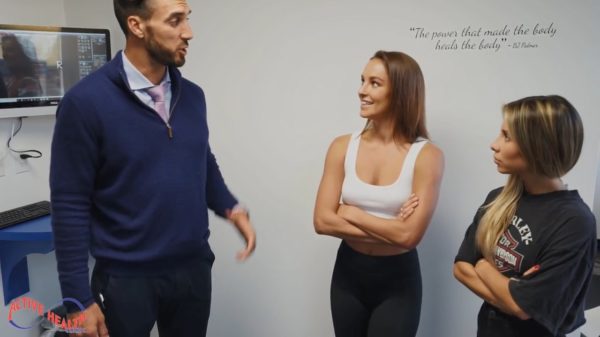 Ook deze gelukkige chiropractor gaat altijd fluitend naar zijn werk