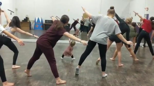 Jongste fitnessinstructrice ooit geeft les aan een klas vol vrouwen