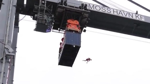 Emil Lybekk doet bellyflop van het jaar van 27 meter hoogte