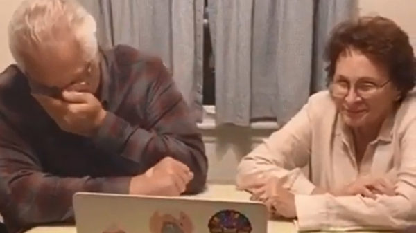 Opa en oma zijn niet bepaald fan van de klassieker 2 Girls 1 Cup