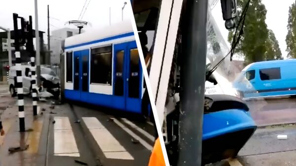 Tram in Amsterdam kopt bovenleidingsmast dankzij botsing met auto