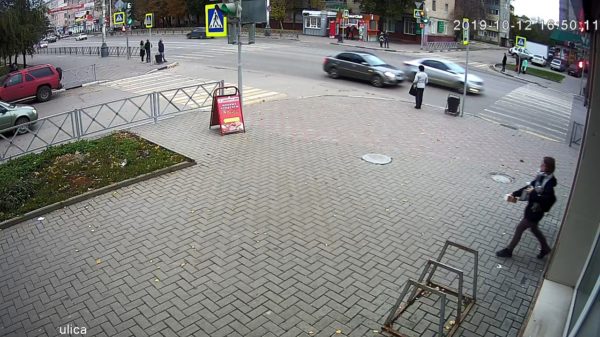 Bejaarde Russische vrouw wordt net niet ondersteboven gereden door automobilist