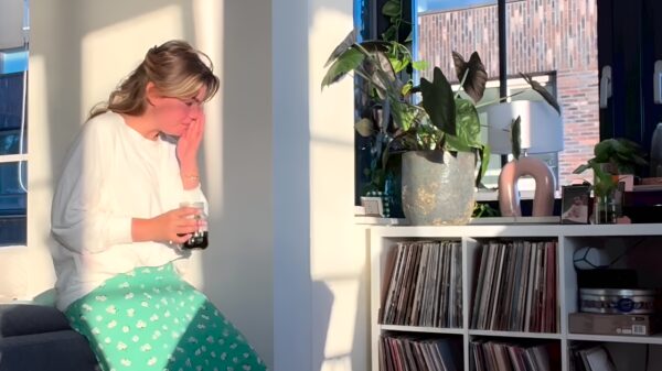 Abbey Hoes is emotioneel en filmt haar huilsessie voor op Instagram