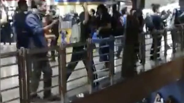 Een metalen plaat op een metrorail gooien: BOEM