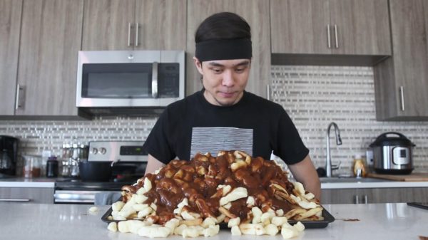 Wedstrijdeter Matt Stonie probeert bijna 6 kilo 'poutine' te eten op deze brakke zondagmiddag