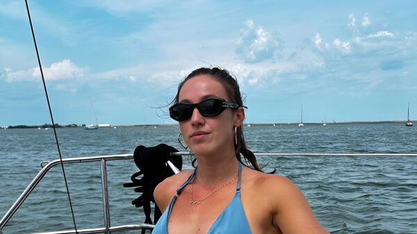Suzanne Schulting laat tijdens een boottochtje zien dat ze leg day nooit skipt