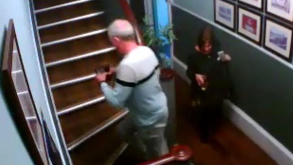 Dronken stelletje heeft de nodige moeite om de trap op te komen