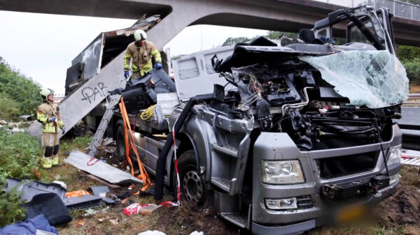 Vrachtwagen klapt op viaduct A28 bij Soesterberg, chauffeur raakt gewond