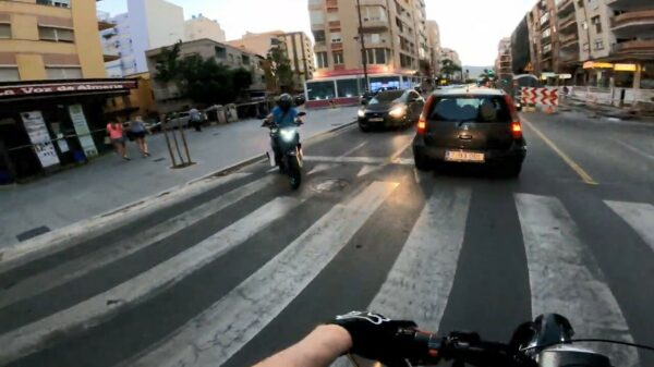Spaanse motociclista heeft de nodige moeite met zijn stalen ros