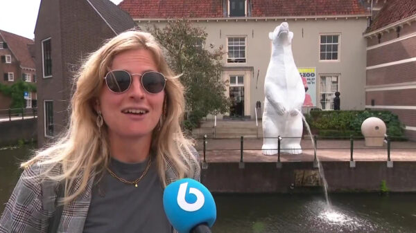 Ook al kunst: een enorm standbeeld van een plassende ijsbeer in Amersfoort