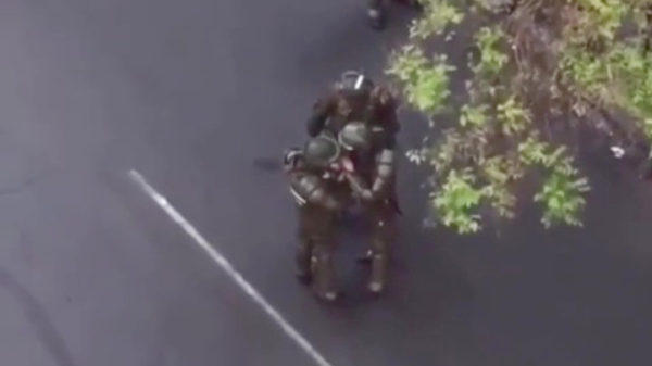 Chileense ME'ers nemen eerst een dikke snuif voordat ze demonstranten gaan meppen