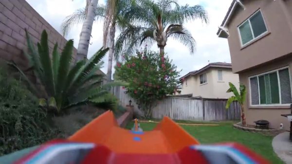 Even vol gas een ritje door de tuin in een Hot Wheels-autootje