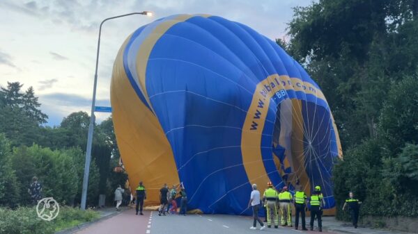 Foutje bedankt: luchtballon met 20 mensen maakt noodlanding in Nijmeegse woonwijk