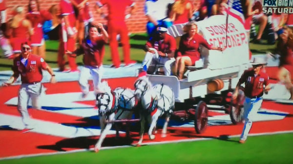 Mascotteploeg van Oklahoma Sooners weet wel hoe ze het publiek moet vermaken