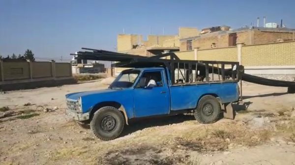 Handige Harrie denkt op een slimme manier zijn lading te lossen