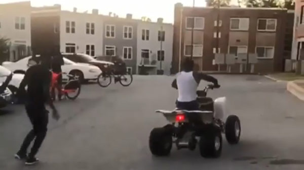 Zijn eerste ritje op de quad is nou niet bepaald een daverend succes