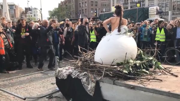 Een heel speciaal verrassingsei tijdens ADE in Amsterdam