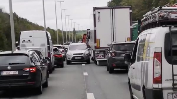 In België hebben ze dé manier om files te vermijden: gewoon terugrijden!