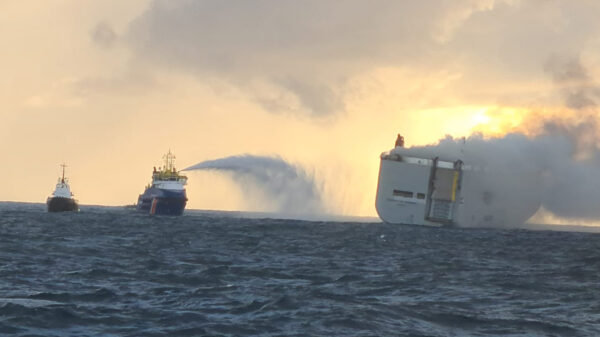 Dode en meerdere gewonden bij enorme brand op vrachtschip bij Ameland, schip dreigt te zinken