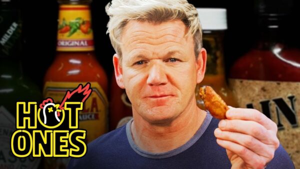 Gordon Ramsay gaat los tijdens het eten van extreem hete kippevleugels