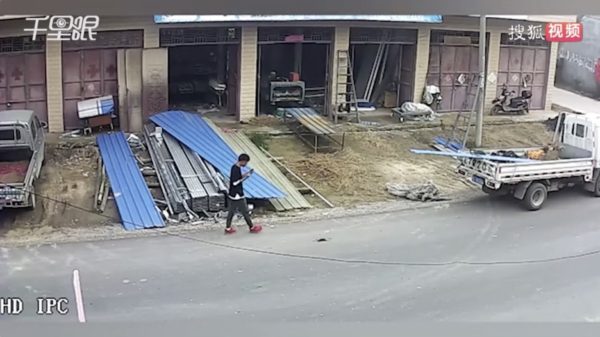 Telefoonzombie krijgt zijn verdiende portie karma dankzij geparkeerde auto