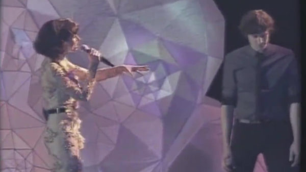 Somebody That I Used To Know, maar dan in een ultrafout jaren '80-jasje