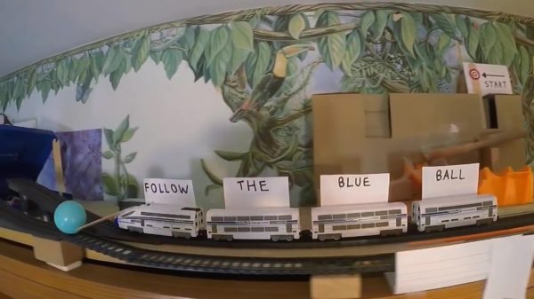 Volg de blauwe bal in deze monsterlijke Rube Goldbergmachine