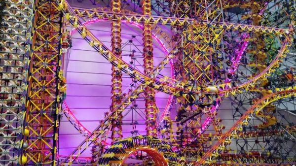 Dit is met 115.000 onderdelen de meest indrukwekkende K'Nex ballenmachine ooit