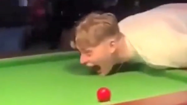 Imbeciel gaat graag naar de tandarts en laat zijn tanden uit zijn smoelwerk biljarten