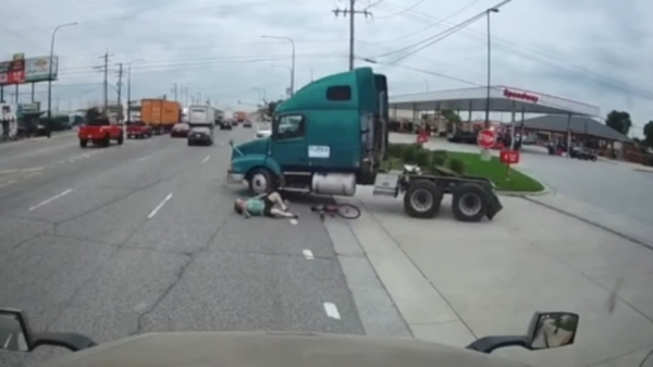 Fietser wordt bijna geplet als een vrachtwagenchauffeur hem over het hoofd ziet