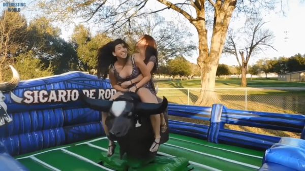 Vriendinnen worden flink door elkaar geschud op de mechanische stier