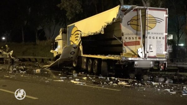 A20 bij Gouda vol met diesel en glijmiddel na 'triootje' met meerdere vrachtwagens