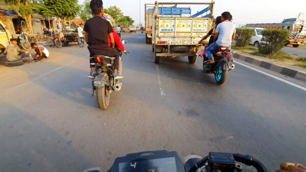 Met zijn drieën zonder helm op een motor rijden is in India vragen om hoofdpijn