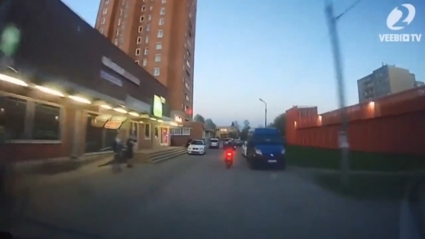 Scooterklootzakje wordt tijdens politieachtervolging tegen de grond gemept door voetganger